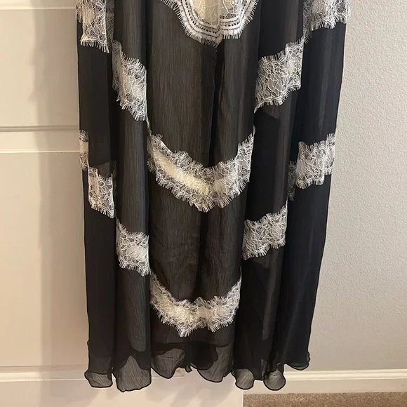 Venus Black and Cream Lace Dress - Picture 7 of 7